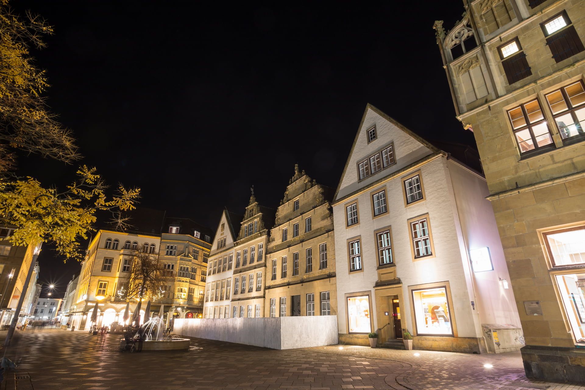 Häuser und Brunnen